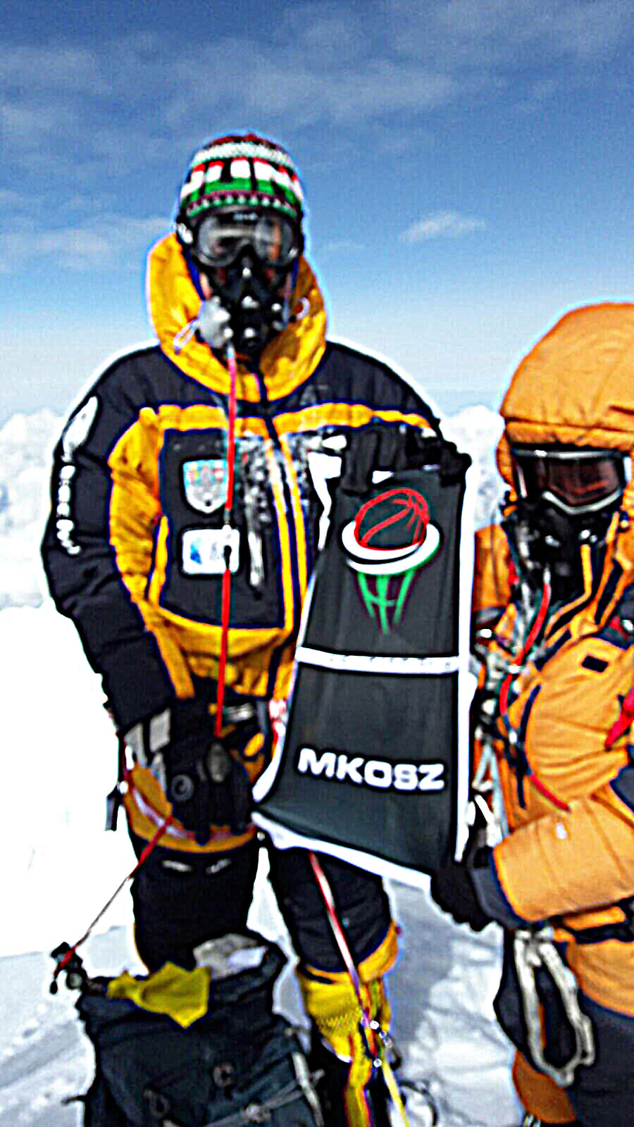MKOSZ-zászló a Mount Everest csúcsán 